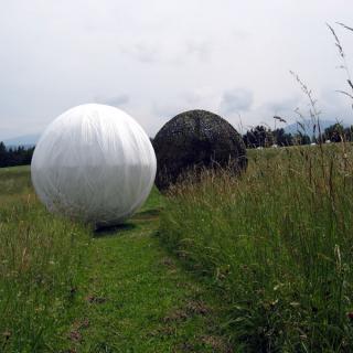 Zwei Kugeln in der Landschaft